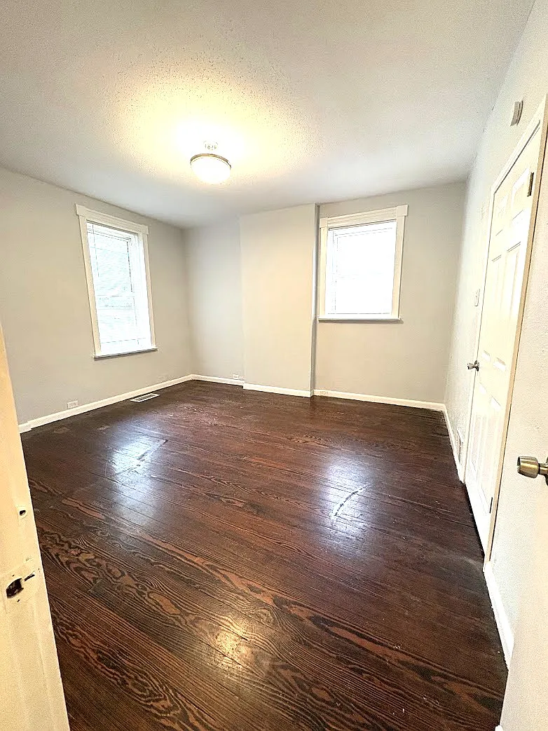 2 bed, 1.5 bath, 1200 sqft, $999 — Photo 2