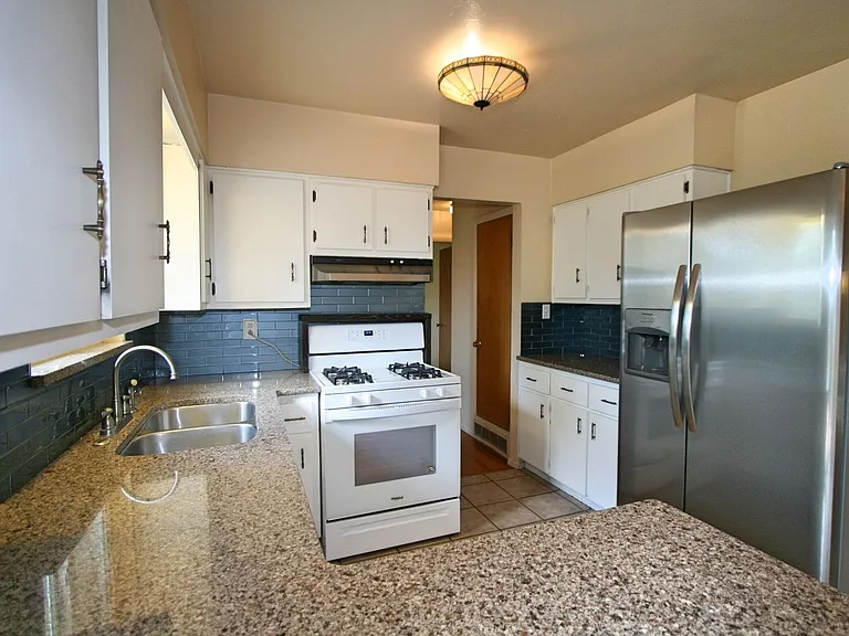 531 Empress St — Photo 5