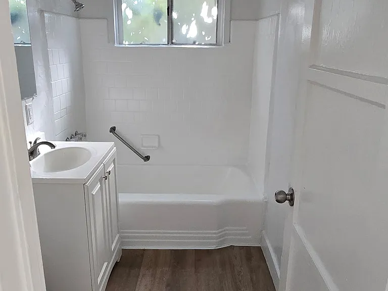 1215 S Fairfax 1 Bedroom Bathroom