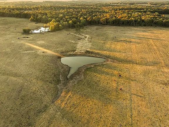 4th image of 991 NE 100th Rd