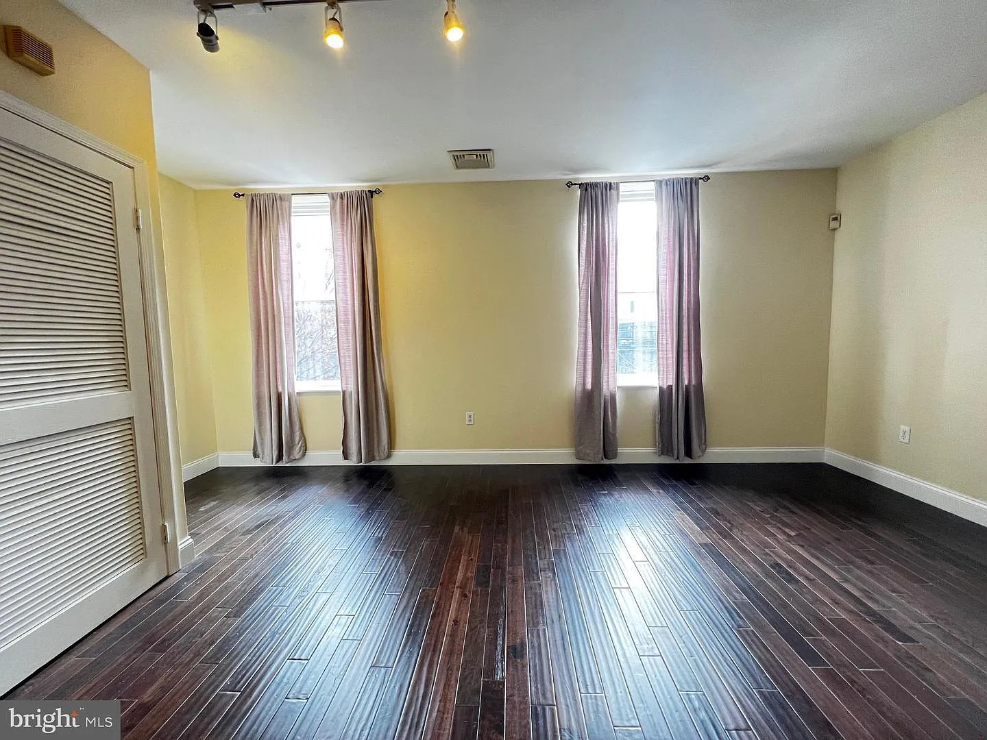 1 bed, 1.0 bath, 6408 sqft, $1,300 — Photo 2
