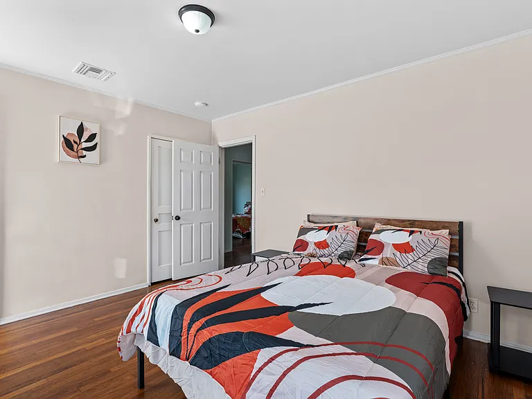 10229 S Van Ness Ave — Photo 8