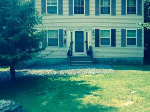8866 Chipmunk Ln, Tobyhanna, PA 18466