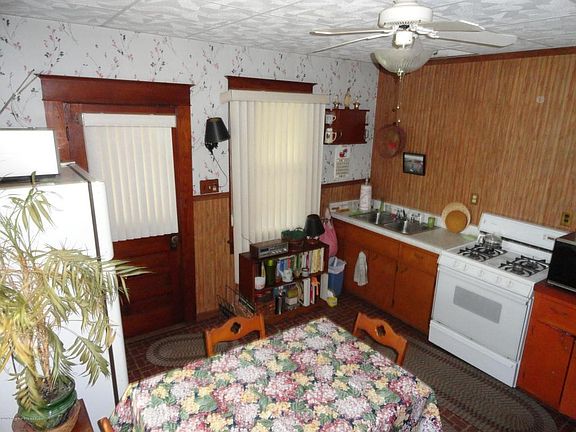 3rd image of 102-104 Sanderson Ave