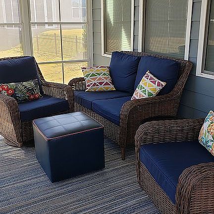 Interior EZE Breeze room