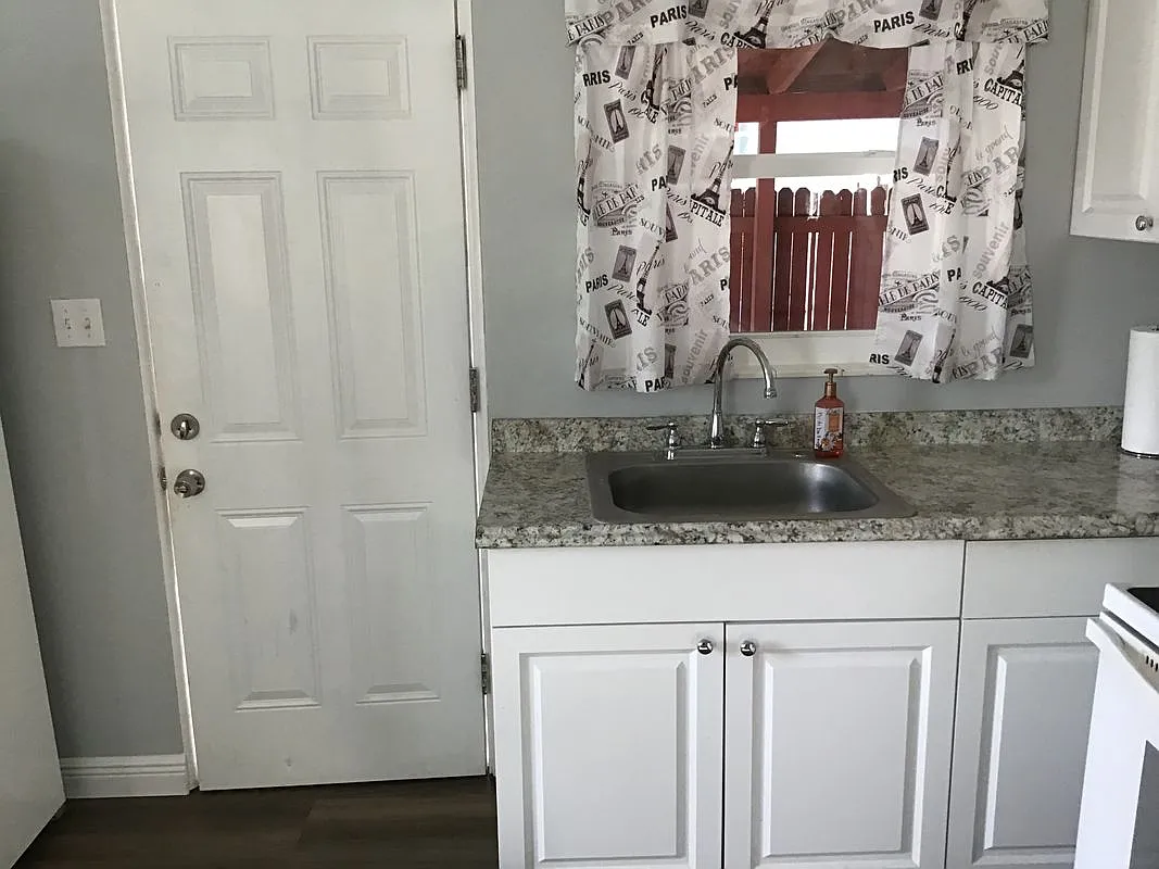 2 bed, 1.0 bath, 800 sqft, $1,800 — Photo 2