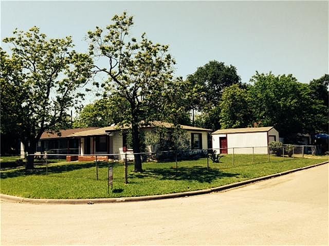  Great corner lot with nice curb appeal!