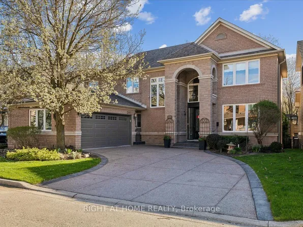 2021 Oak Grove Pl, Burlington, ON L7L 6M8