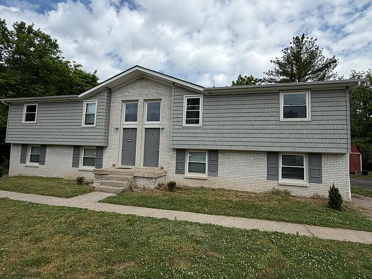325-325B Monaco Dr — Photo 2