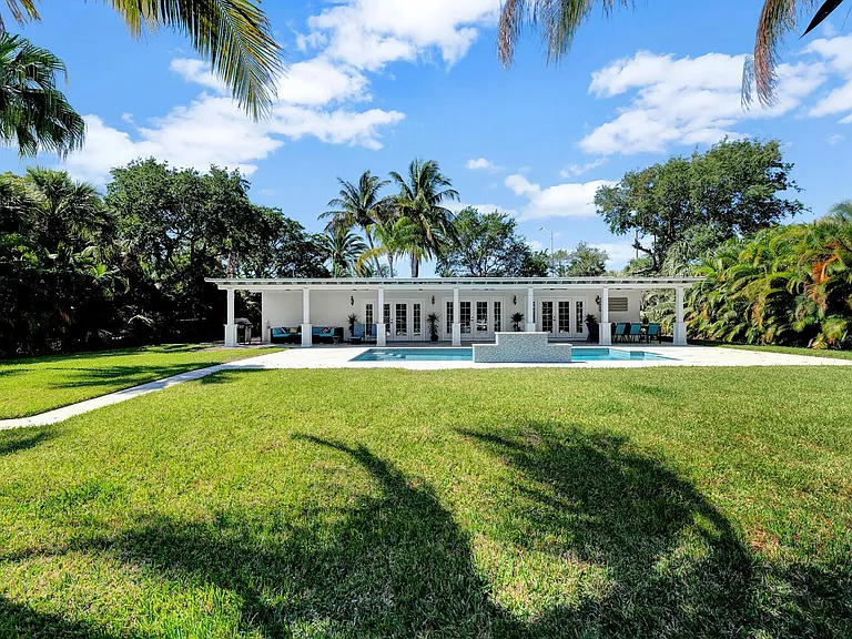 537 E Causeway Blvd — Photo 33