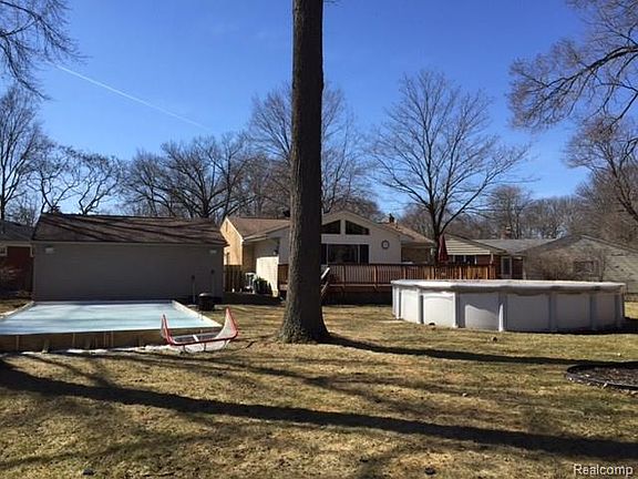 3rd image of 719 Fairway Dr