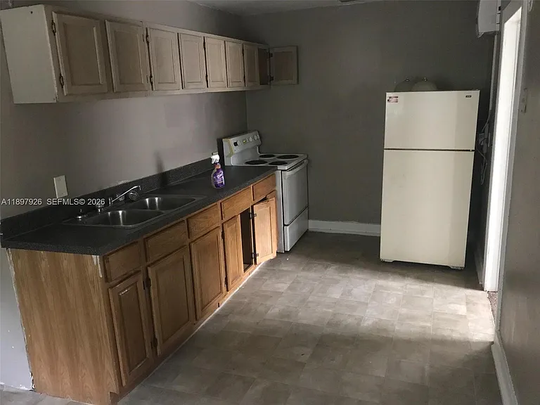 2748 Broadway Ave — Photo 7