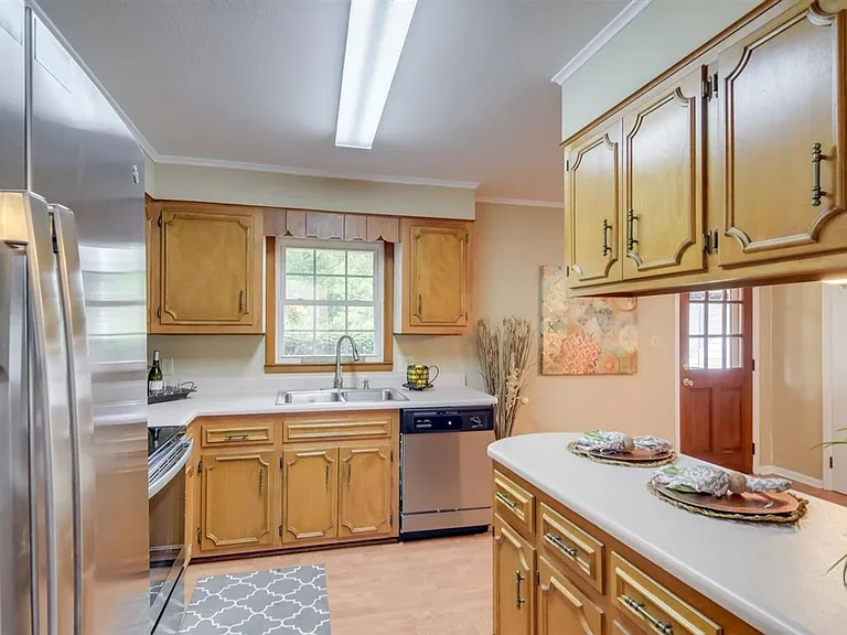 3649 Lynnwood Dr — Photo 14