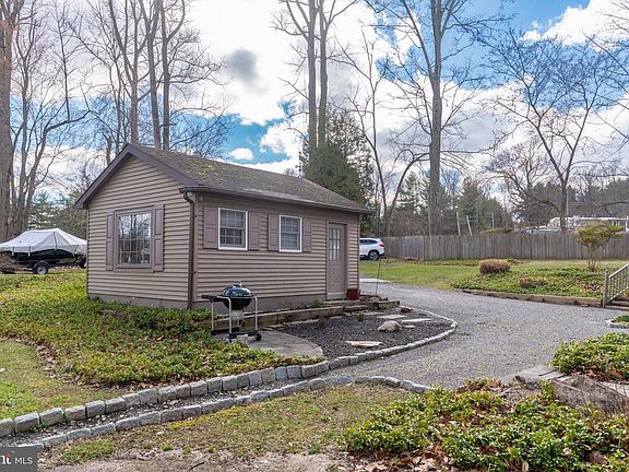 3rd image of 1596 River Rd