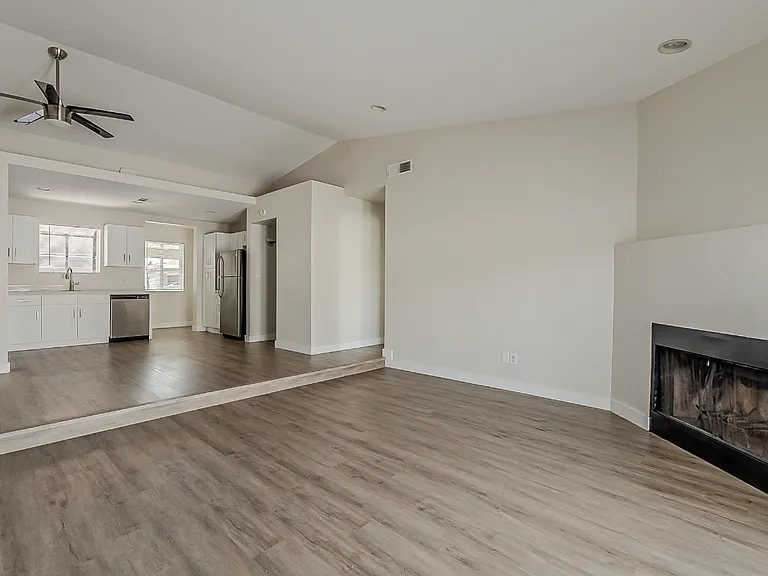 3041 N 24th Ln — Photo 3