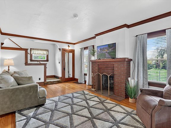 3rd image of 953 Oak St