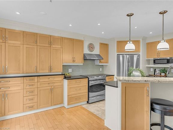 5th image of 214 Dartmoor Cres