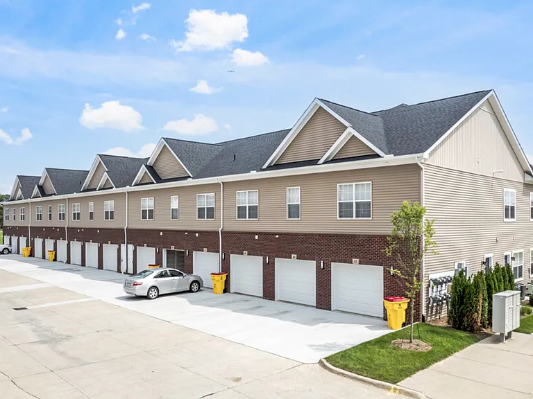 Towne Center Apartments — Photo 2