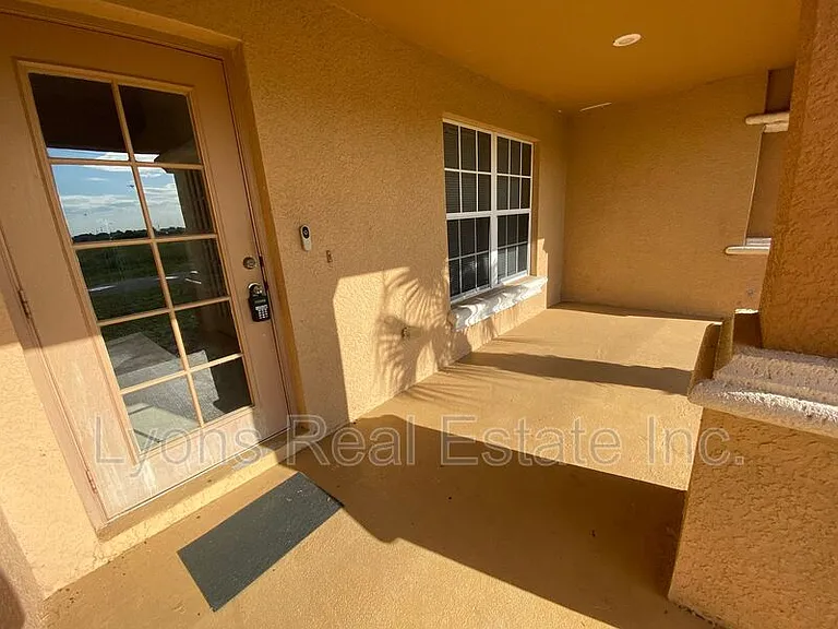 1104 NW 11th Pl — Photo 4