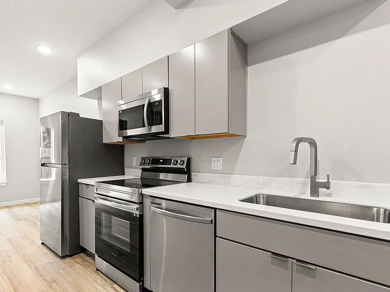 7150 N Greenwich Ave #6 — Photo 3