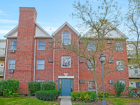 1382 Cunat Ct APT 2D, Lake In The Hills, IL 60156