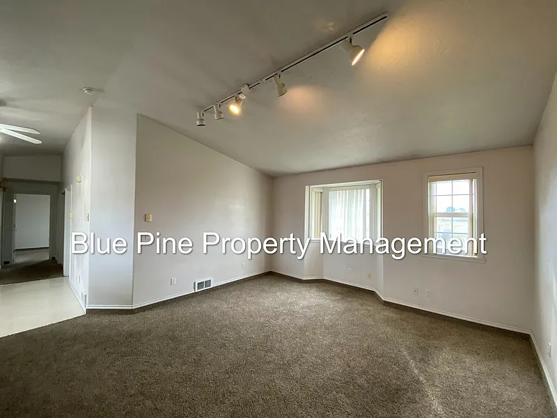 2 bed, 1.0 bath, 1000 sqft, $1,100 — Photo 3