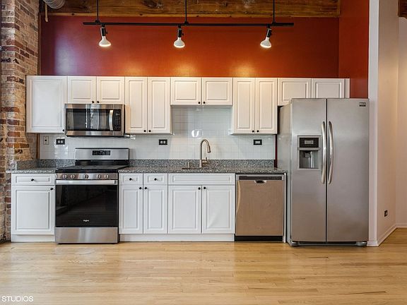 3rd image of 1801 S Michigan Ave Unit 305