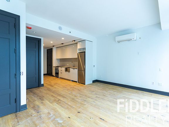 4th image of 42-22 27th St #1002