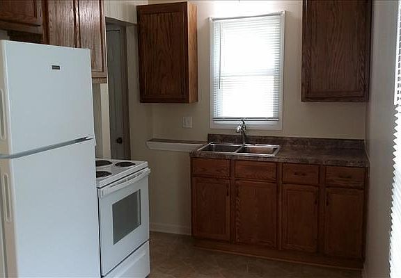 4th image of 2505 Washington St