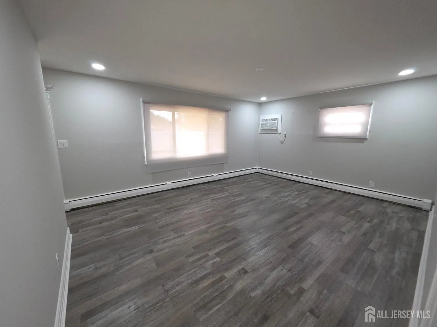 3 bed, 1.0 bath, 1008 sqft, $3,200 — Photo 2