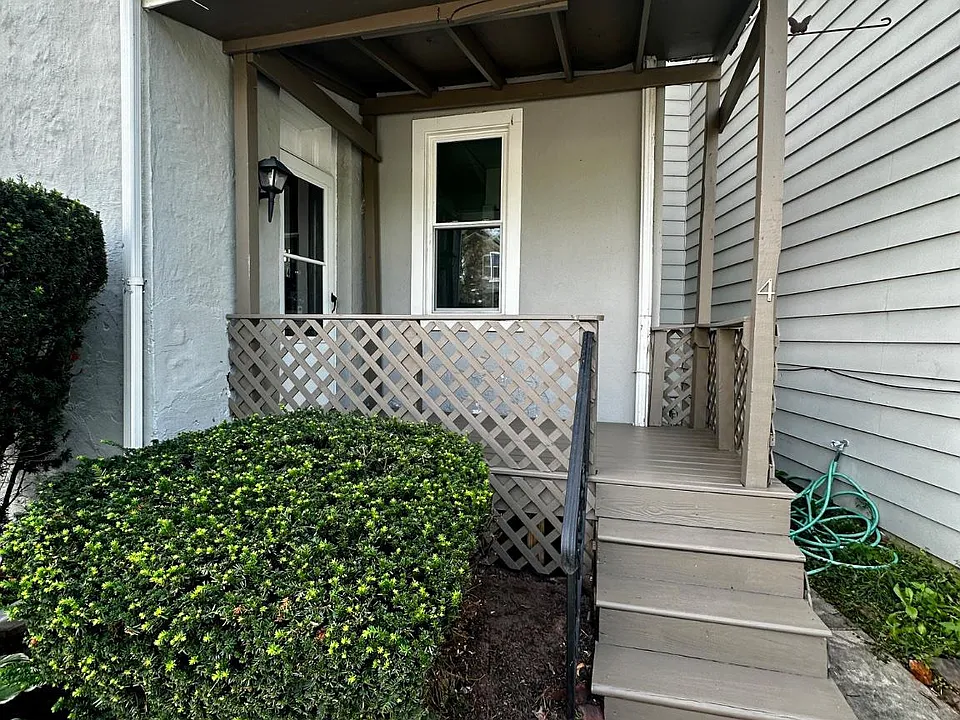 201 Bridge St