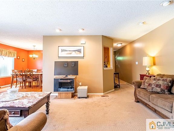 4th image of 13 Chatham Sq #113