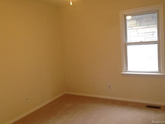 5th image of 18009 Wood St
