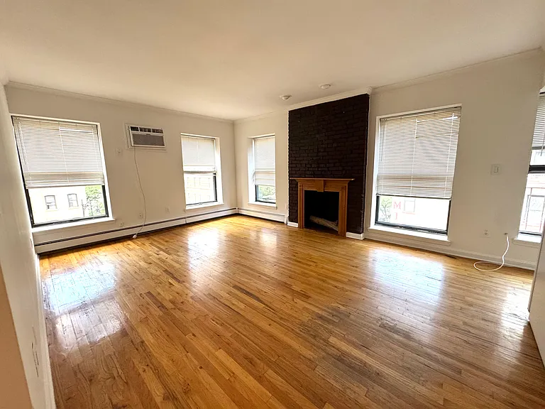 300 E 52nd St #400 — Photo 1