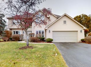 9S310 Woodcreek Pl, Downers Grove, IL 60516