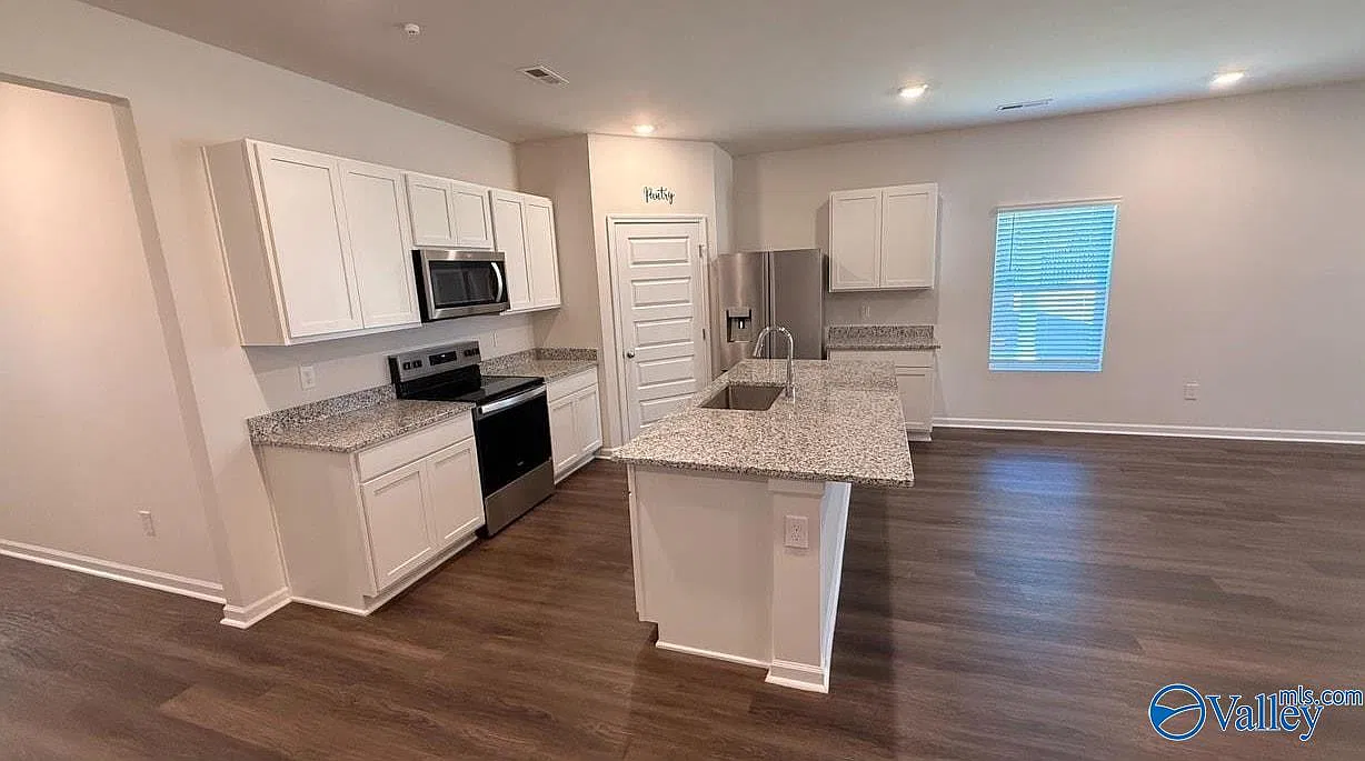 5 bed, 2.5 bath, 2092 sqft, $2,075 — Photo 3