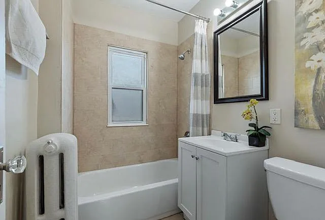 1016 Logan Ave N #2 — Photo 2