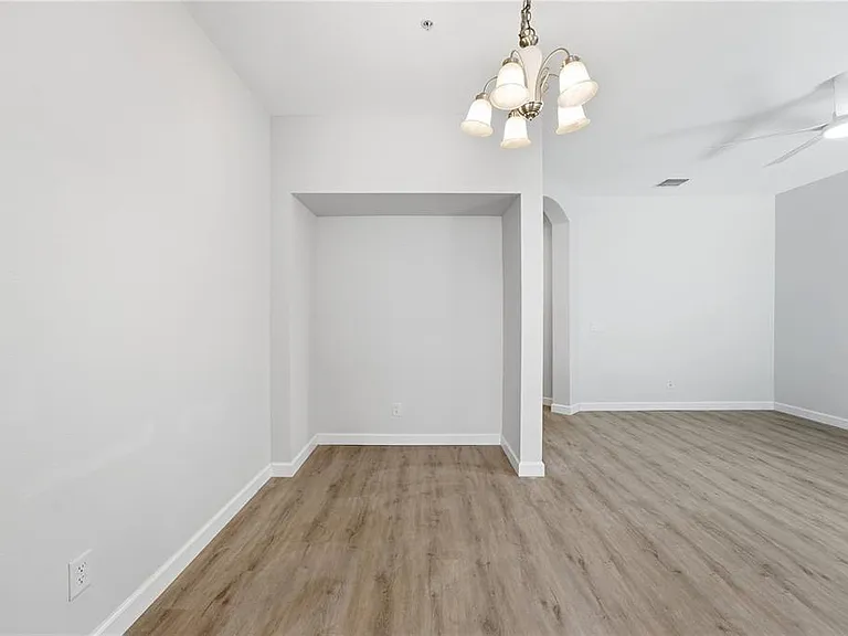 1346 Grantham Dr — Photo 9
