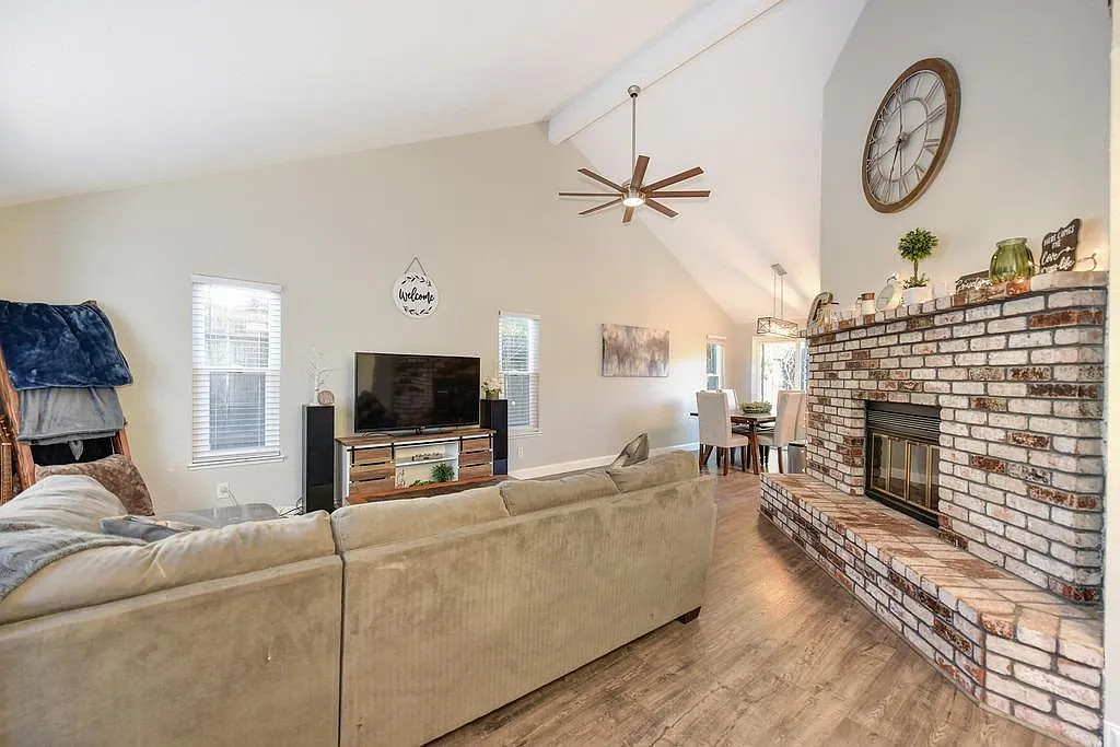 2 bed, 1156 sqft, $2,545 — Photo 4