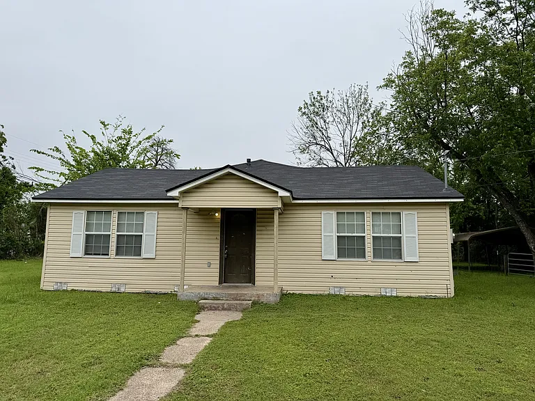 1009 Victoria St — Photo 1