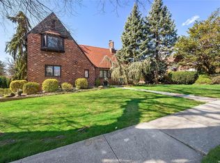 5 Dunster Rd, Great Neck, NY 11021