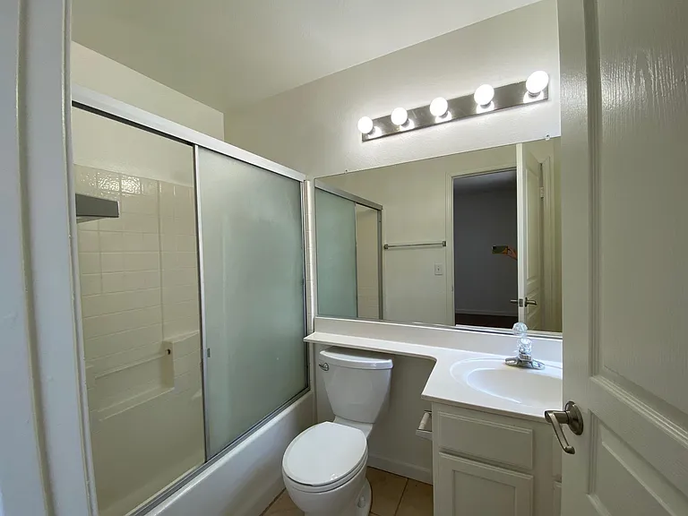 305 W Newby Ave #J — Photo 18