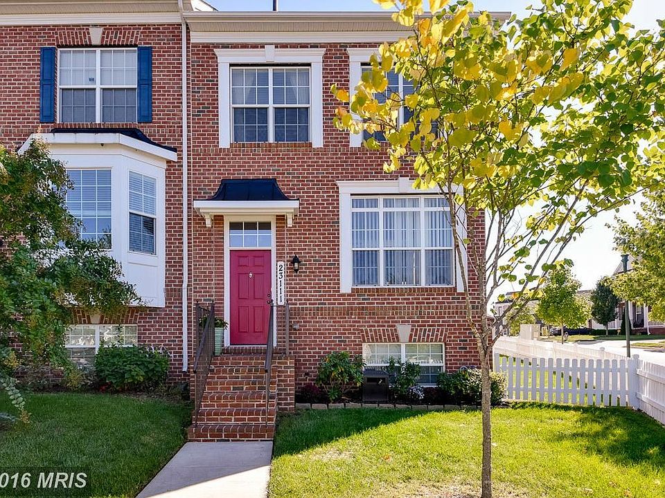 Brick Front, End Unit, large Fenced yard!