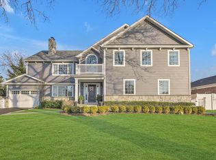 722 Birchwood Dr, Westbury, NY 11590