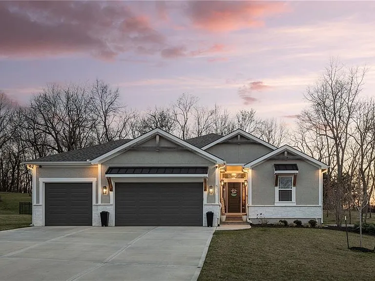 517 Southshore Dr — Photo 1