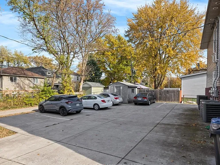 528 Chippawa St #1 — Photo 15