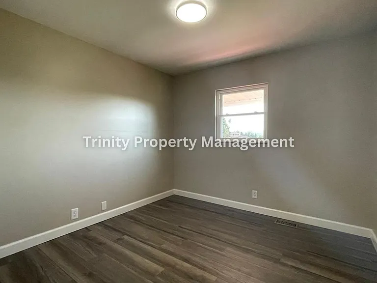 305 Michael St — Photo 8