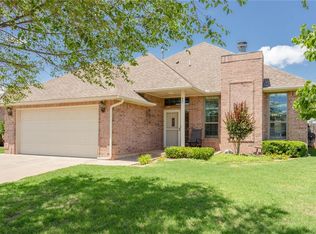 601 E Greenwood Ln, Mustang, OK 73064