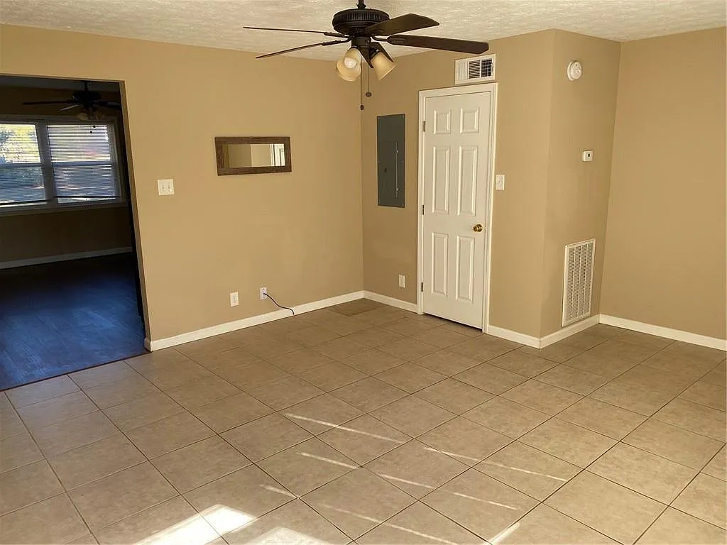 3 bed, 1.0 bath, 1300 sqft, $1,375 — Photo 2