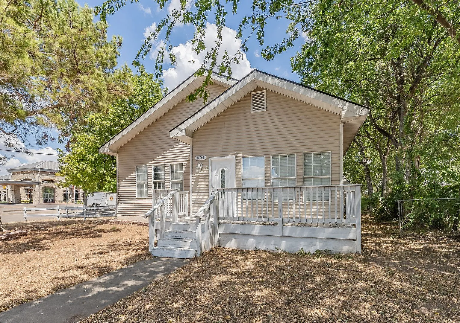 Single story 3 bedroom with an abundance of light. Lawn care included — Photo 2